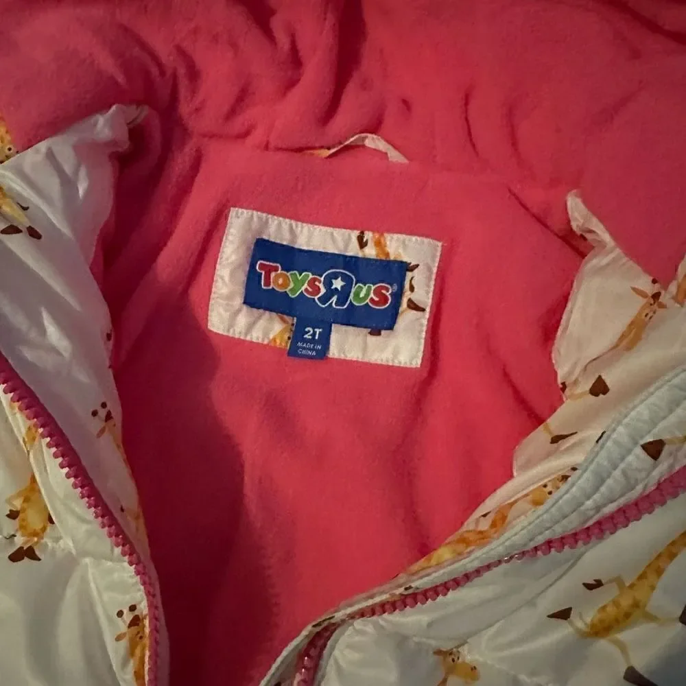 TOYS R US heavy weight girls puffer with lining and color popped Geoffrey 2T